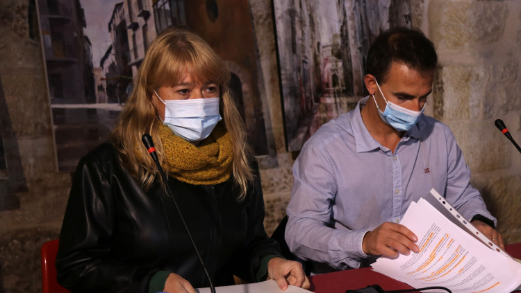 Pla tancat de la consellera de Cultura, Natàlia Garriga; Jordi Príncep, membre de la Junta directiva de l’APCC, en la roda de premsa per valorar les mesures del Pla d’Impuls del Circ a Vilalba dels Arcs. Agència Catalana de Notícies