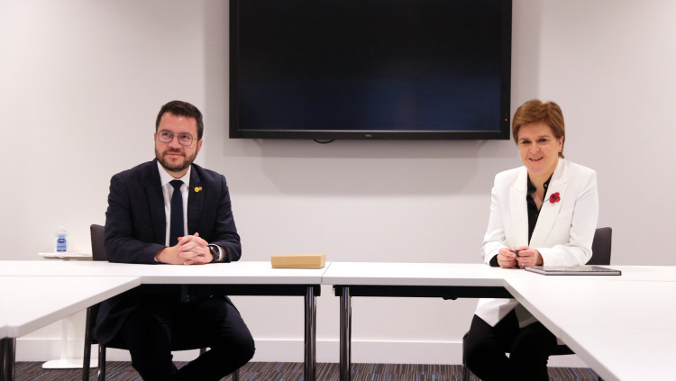 El president de la Generalitat, Pere Aragonès, i la primera ministra d'Escòcia, Nicola Sturgeon, a Glasgow, Escòcia el 7 de novembre del 2021. Agència Catalana de Notícies