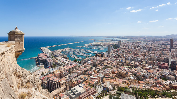 Panoràmica de la part litoral de la ciutat d'Alacant. Diego Delso, CC BY-SA 3.0, via Wikimedia Commons