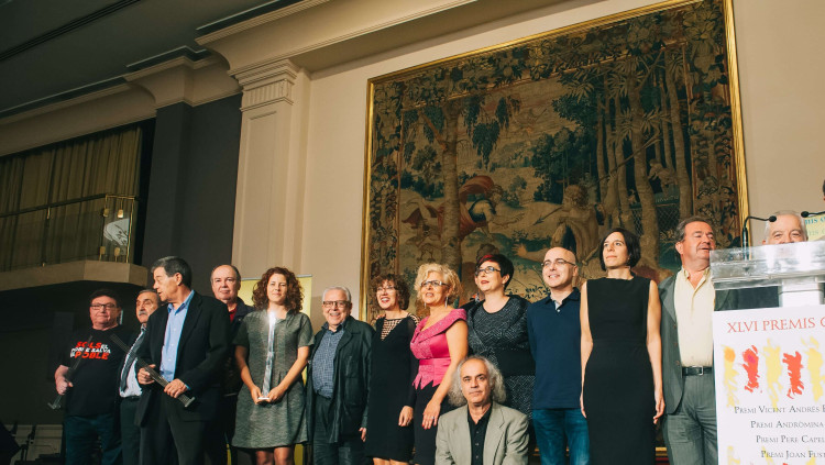 Foto de família dels 46 Premis Octubre: Guanyadors, organitzadors i jurat. Kike Taberner