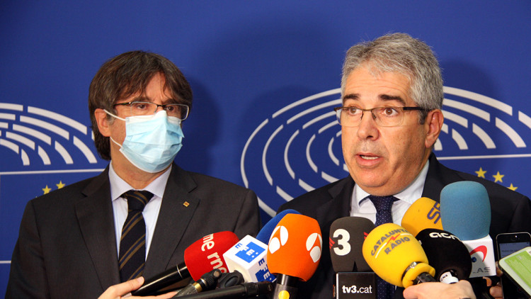 Primer pla de l'exconseller Francesc Homs i l'expresident Carles Puigdemont en una atenció a mitjans al Parlament Europeu per anunciar el recurs al TEDH per la condemna pel 9-N. Agència Catalana de Notícies