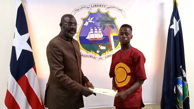 El president de Libèria, George Weah, amb Emmanuel Tuloe: una beca educativa i dues motocicletes
