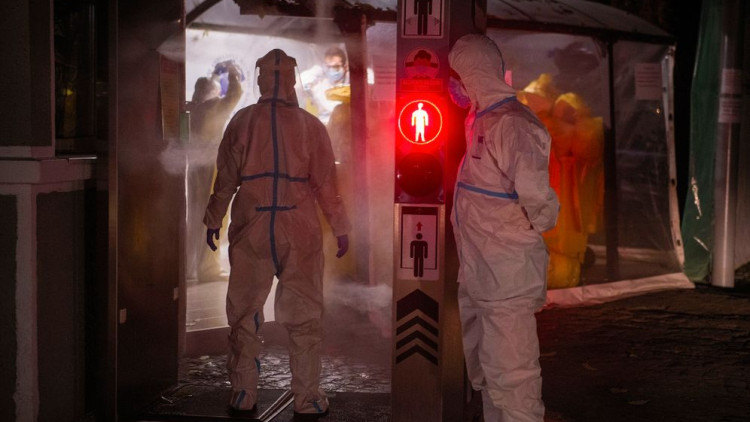 Sovint, els metges tracten un pacient en l'ambulància durant hores fins que queda lliure una cama a l'hospital. Der Spiegel