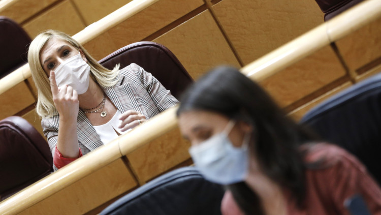 La senadora del PP, Salomé Pradas (alçant el dit), qui ha negat la unitat de la llengua des de la cambra alta. Europa Press