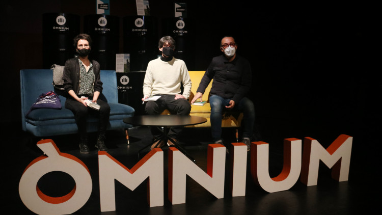 Eva Baltasar, Miquel Martín i Serra i Sebastià Perelló, finalistes del Premi Òmnium a la Millor Novel·la de l'Any, abans de l'entrega del guardó, el 4 de febrer del 2020. Agència Catalana de Notícies