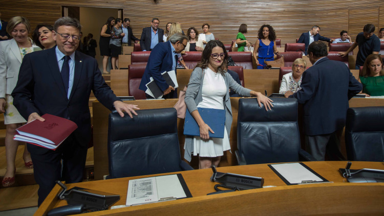 Ximo Puig i Mónica Oltra, durant el darrer debat valencià de política general. A l’escó de darrere seu, el síndic socialista Manolo Mata.| Miguel Lorenzo