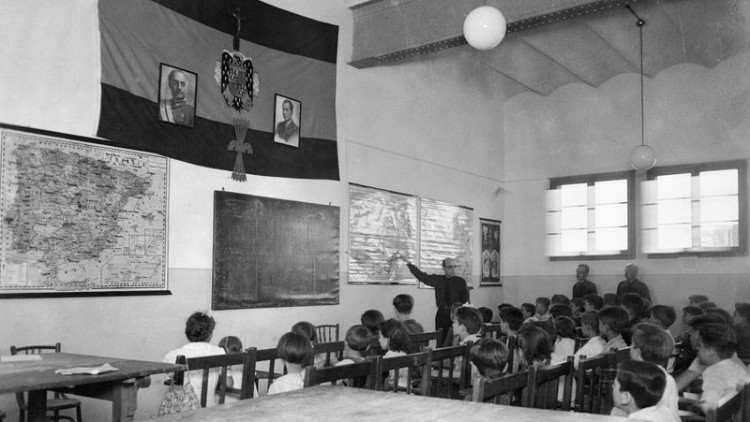 Espanyolitzar, vet ací la qüestió; espanyolitzar des de l'escola, des dels temps de Felip V, passant per l'alienadora escola espanyola decimonònica, per l'obscurantista dels anys del franquisme caníbal, com la de la imatge, fins arribar a la dels Borbons del segle XXI. No debades, el ministre espanyol d'Educació i Cultura José Ignacio Wert etzibà, en seu parlamentària en el 2012, allò de 