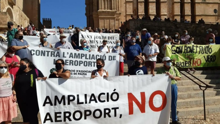 Manifestació contra l'ampliació de l'aeroport de Palma. Europa Press