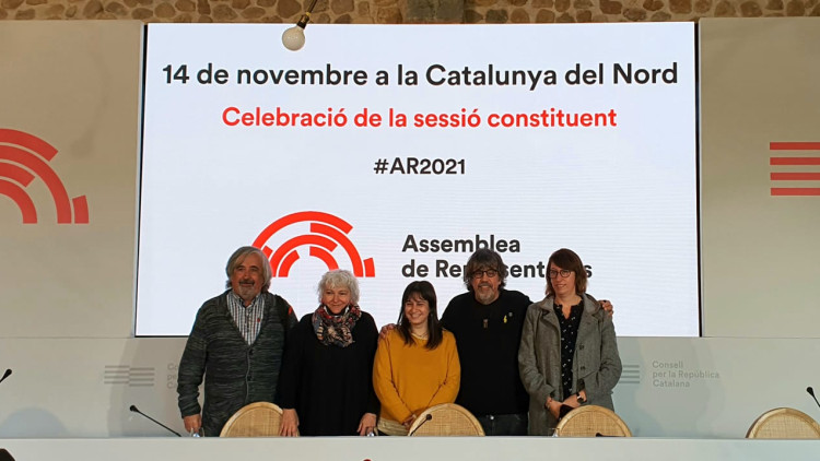 Els membres de la Mesa de l'Assemblea de Representants del Consell per la República. D'esquerra a dreta: Joan Puig, secretari primer; Maria Costa, vicepresidenta; Ona Curto, presidenta; Jordi Pesarrodona, vicepresident segon; i Assumpció Laïlla, secretària segona. Consell per la República