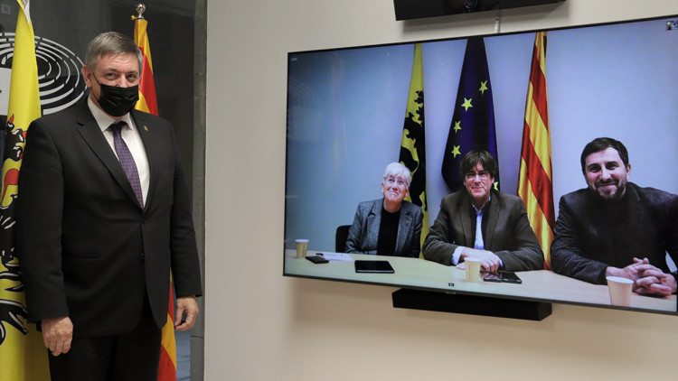 Pla general del ministre-president de Flandes, Jan Jambon, en una fotografia de grup telemàtica amb els eurodiputats Puigdemont, Ponsatí i Comín, a la seva oficina europarlamentària, a Barcelona, el 16 de novembre del 2021. Agència Catalana de Notícies