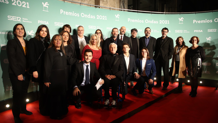 L'equip del programa 'Crims', de Catalunya Ràdio, al photocall dels premis Ondas, a Barcelona, el 16 de novembre del 2021. Agència Catalana de Notícies