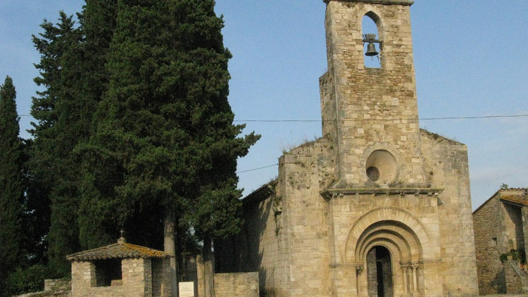 Església romànica de Santa Maria de Porqueres, consagrada al 1182. Bé Cultural d’Interès Nacional. Al costat, el comunidor