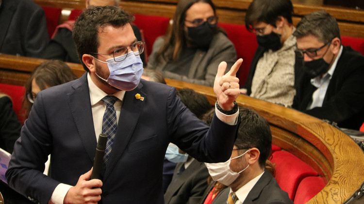 Pla mitjà del president de la Generalitat, Pere Aragonès, aixecant dos dits en la sessió de control del Parlament el 17 de novembre del 2021. Agència Catalana de Notícies