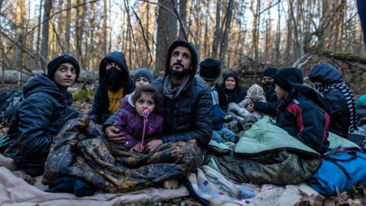 Una família iraquiana va resistir temperatures sota zero a la zona fronterera entre Polònia i Bielorússia. Der Spiegel