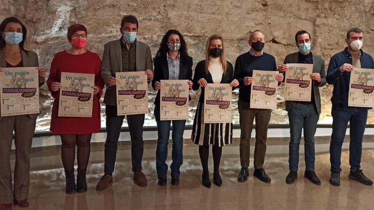 Ruth Merino (Ciutadans), Àgueda Micó (Compromís), Carlos Mazón (PPCV), Ana Garcia (CCOO-PV), Eva Blasco (CEV), Ismael Saéz (UGT-PV), José Muñoz (PSPV) i Carles Fons (Unides Podem) a la presentació de les mobilitzacions| EL TEMPS
