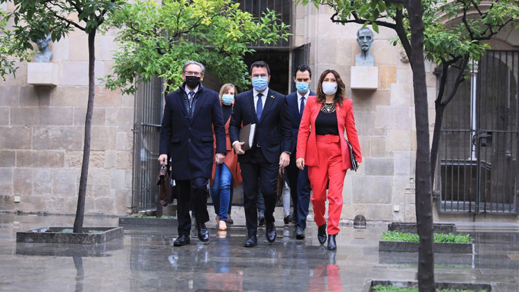 Pla mitjà del president de la Generalitat, Pere Aragonès, acompanyat del conseller d'Economia, Jaume Giró, i de la consellera Laura Vilagrà dirigint-se a la reunió del Conselll Executiu el 16 de novembre del 2021. Agència Catalana de Notícies