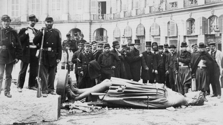 L’enderroc de la columna Vendôme va convertir-se, sens dutbe, en una de les imatges més icòniques de la Comuna de París.