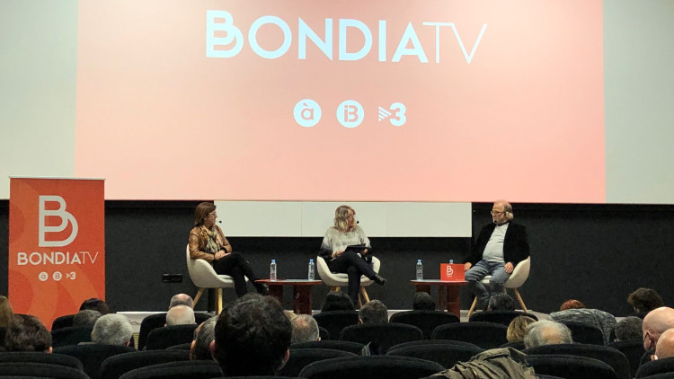 Els directius de les corporacions catalanes, valencianes i balers, Núria Llorach, Mar Iglesias i Andreu Manresa, en la presentació de Bon Dia TV