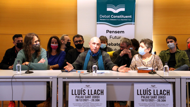 Lluís Llach, amb Gabriela Serra, Lluís Danés i alguns artistes que l'acompanyaran al concert del 18 de desembre al Sant Jordi. Divendres 19 de novembre de 2021. Agència Catalana de Notícies