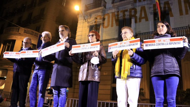 Representants d'entitats memorialistes i de drets humans, amb el president d'Òmnium, Jordi Cuixart, davant de la comissaria de Via Laietana en un acte on s'ha projectat a la façana la demanda "Memòria contra la impunitat". Agència Catalana de Notícies