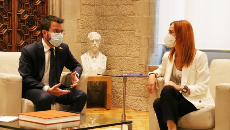 Pla mitjà del president del Govern, Pere Aragonès, amb la presidenta d'En Comú Podem, Jéssica Albiach, en la ronda de contactes el 15 de juny del 2021. Agència Catalana de Notícies