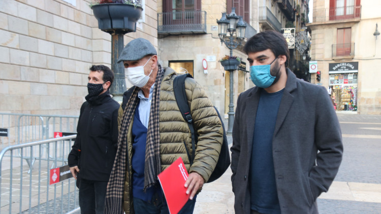 Pla mitjà dels dels Comuns, Joan Carles Gallego, Marc Ferro i Marc Parés, abans d'entrar a la reunió amb el Govern, el 21 de novembre del 2021. Agència Catalana de Notícies