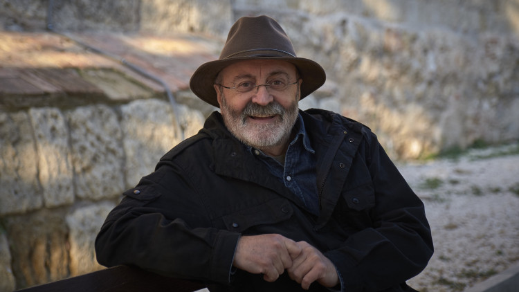Xavier Giró, al costat del Monestir de Sant Cugat. Alejandro Flores