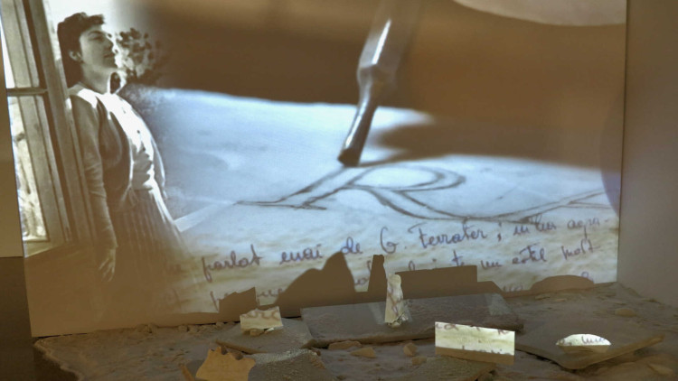 Vídeo instal·lació sobre l’obra de Felícia Fuster, a partir del poema “El verb el vent” del llibre Sorra de temps absent, 2020.. Ester Xargay