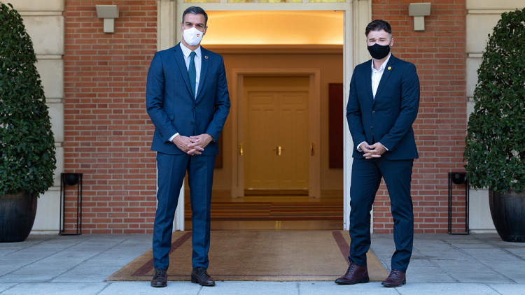 El president del govern espanyol, Pedro Sánchez, i el portaveu d'ERC a Madrid, Gabriel Rufián, el 2020 a la Moncloa. Agència Catalana de Notícies