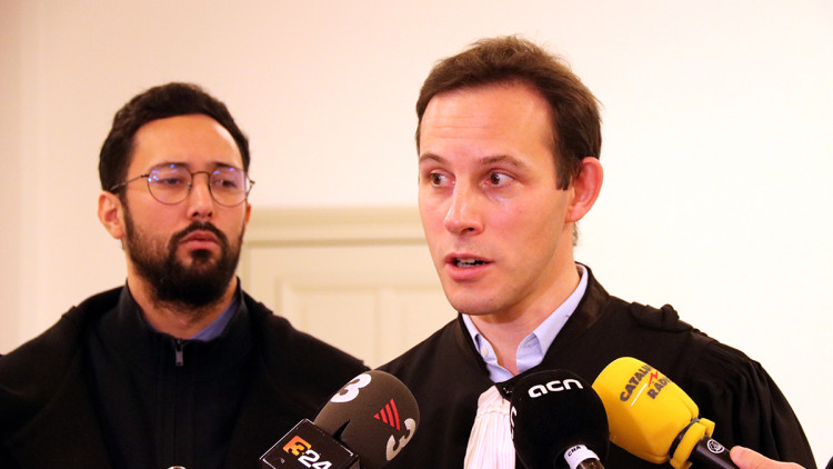 Primer pla de l'advocat Simon Bekaert i el raper Valtònyc després de la vista al Tribunal d'Apel·lació de Gant per l'extradició, el 23 de novembre del 2021. Agència Catalana de Notícies