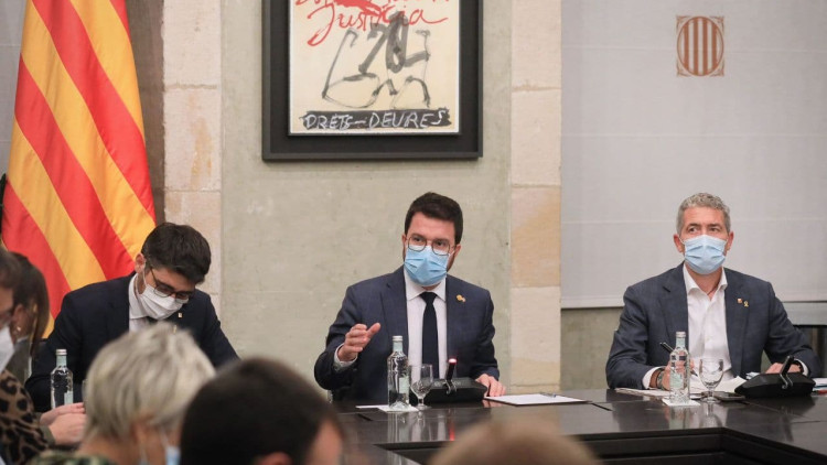 El president de la Generalitat, Pere Aragonès, flanquejat pel vicepresident, Jordi Puigneró, i el conseller d'Educació, Josep González-Cambray, reunits amb entitats de defensa de la llengua i de l'escola. Agència Catalana de Notícies