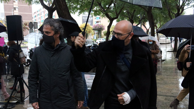 Pla mitjà de l'exconseller d'Exteriors Raül Romeva i l'ex secretari general d'Exteriors Aleix Villatoro arribant a la Ciutat de la Justícia de Barcelona per declarar com a investigats. Agència Catalana de Notícies
