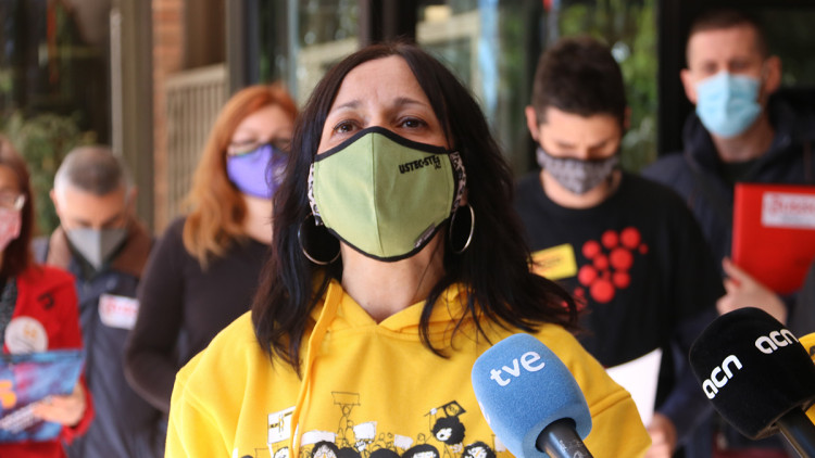 Pla mitjà de la portaveu d'USTEC, Iolanda Segura, atenent els mitjans de comunicació. Imatge de l'11 de febrer del 2021. Agència Catalana de Notícies