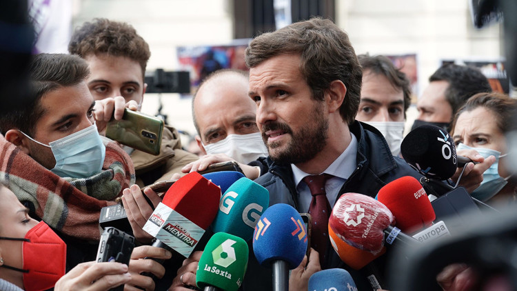 Pla mitjà del president del PP, Pablo Casado, atenent els mitjans de comunicació el 24 de novembre del 2021. Agència Catalana de Notícies