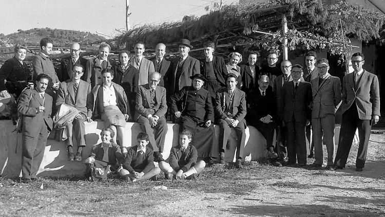 Imatge d’una excursió de la Institució Catalana d’Història Natural per la comarca de la Selva a la fi dels anys 1940. En la primera fila, després dels nens asseguts en terra podem reconèixer alguns dels botànics i naturalistes catalans més notables del segle XX: d’esquerra a dreta, Eugeni Sierra Ràfols, Josep Vives, Creu Casas, Pius Font i Quer, Josep Ramon Bataller, Ramon Margalef, Antoni de Bolòs, Oriol de Bolòs i Pere Montserrat. Pere Montserrat / Arxiu de la Fundació privada Carl Faust de Blanes