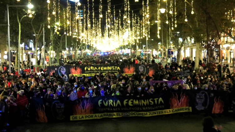 Pla general de la capçalera d'una manifestació feminista a Barcelona en el marc del Dia Mundial per a l'Eliminació de la Violència Contra les Dones. 25 de novembre del 2021. Agència Catalana de Notícies