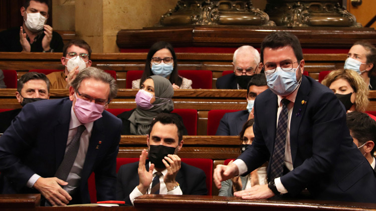 Pla tancat del conseller d'Economia, Jaume Giró, i el president de la Generalitat, Pere Aragonès, instants després que el Parlament hagi donat llum verda a la tramitació dels pressupostos. Imatge del 22 de novembre de 2021. Agència Catalana de Notícies