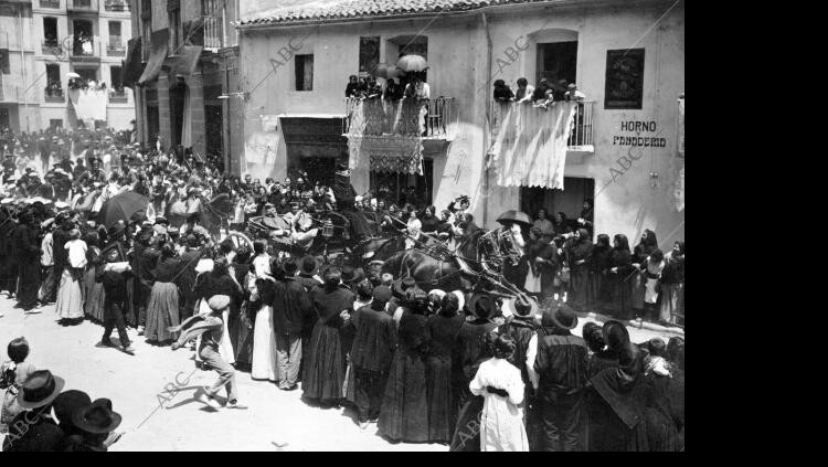 Borriana aclamant el bisbe Joan Baptista Luis Pérez. Cedida per Josep Miquel Bausset