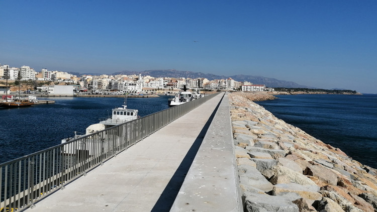 Port de l'Ametlla de mar. Adaptació del dic de recer al canvi climàtic, integració port-ciutat i prolongació del passeig.