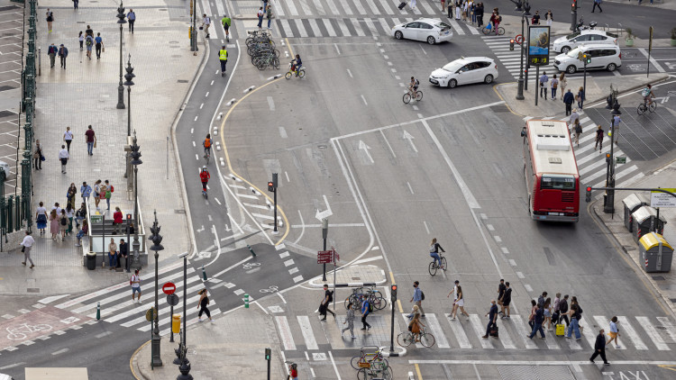 La convivència dels vianants i els vehicles de transport tradicionals amb les bicicletes, els patinets i les motocicletes de lloguer és cada cop més habitual a les ciutats. / MIguel Lorenzo