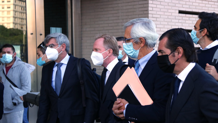 Pla mitjà de l'expresident d'Escal UGS, Recaredo del Potro i l'exconseller delegat, José Luis Martínez Dalmau, esperant amb els seus advocats a la porta de l'Audiència de Castelló. Agència Catalana de Notícies