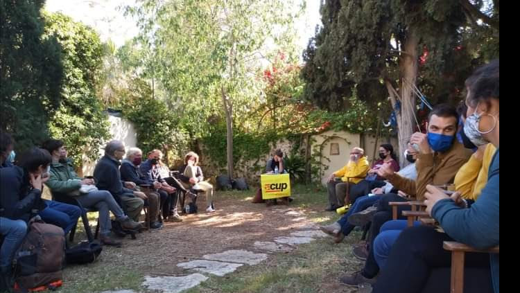 Imatge difosa per Cup Palma a Twitter d'una trobada de la diputada Mireia Vehí amb militants de l'illa. Twitter @cup_palma
