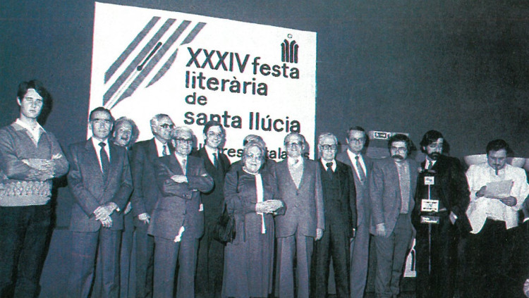Alguns dels guanyadors de la Nit de Santa Llúcia, en una foto a l'edició dels premis l'any 1984. A la imatge hi ha, entre d'altres, Maria Aurèlia Capmany, Josep M. Espinàs, Pere Calders o Vicenç Villatoro. Barceló / Arxiu EL TEMPS