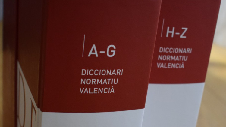 País trossejat, llengua esmicolada. Els espanyols pretenen -no ho dissimulen- la llengua catalana extinta o, si més no, amb l'ajuda dels col·laboracionistes autòctons, petita, regional, trinxada i miserable.. Arxiu EL TEMPS