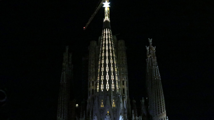 Pla general de la torre de la Mare de Déu de la Sagrada Família amb l'estel il·luminat, el 8-12-21. Agència Catalana de Notícies