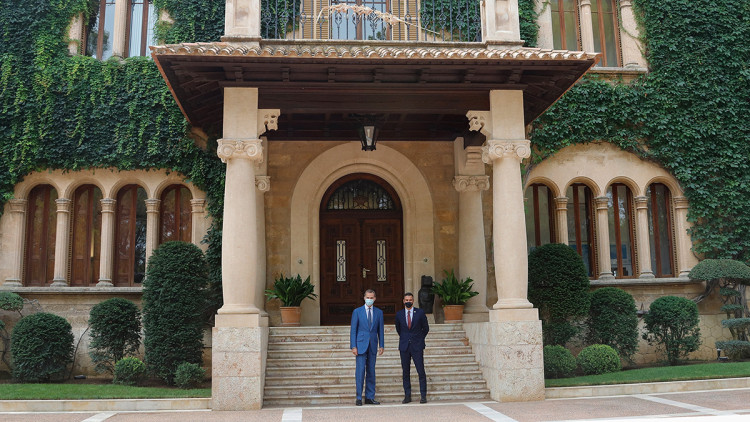 El rei i el president espanyols, Felip VI i Pedro Sánchez, al Palau de Marivent de Palma. Europa Press