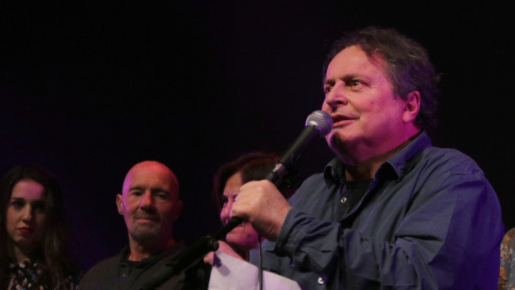 Ramon Muntaner donant les gràcies pel concert d'homenatge a la seva trajectòria, al Teatre Joventut de l'Hospitalet de Llobregat (10/02/2018). Agència Catalana de Notícies