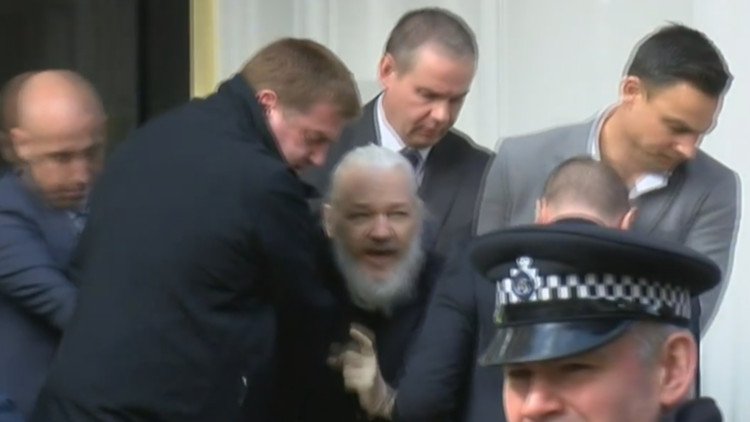 Captura d'un vídeo de la policia britànica emportant-se Julian Assange de l'ambaixada britànica. Agència Catalana de Notícies