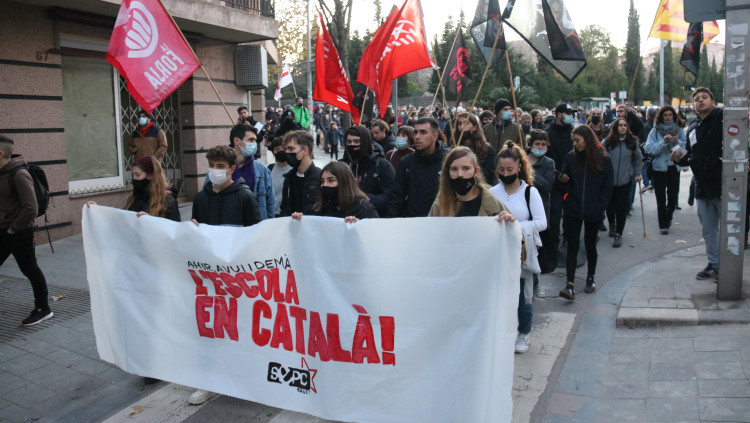 Pla general de la capçalera de la manifestació en contra de l'aplicació per ordre judicial del 25% de llengua castellana en una classe de l'escola Turó del Drac de Canet de Mar, el 10 de desembre de 2021. Agència Catalana de Notícies