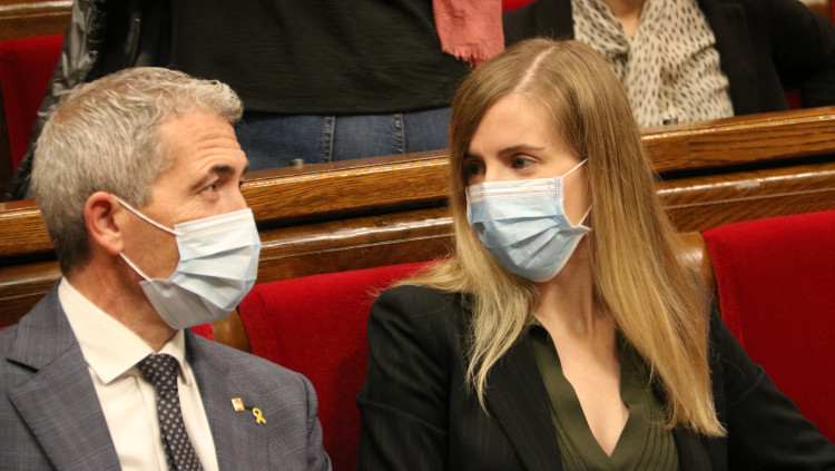 La consellera d'Exteriors, Victòria Alsina, i el conseller d'Educació, Josep González-Cambray, durant la sessió de control del ple del Parlament, el 17 de novembre de 2021. Agència Catalana de Notícies